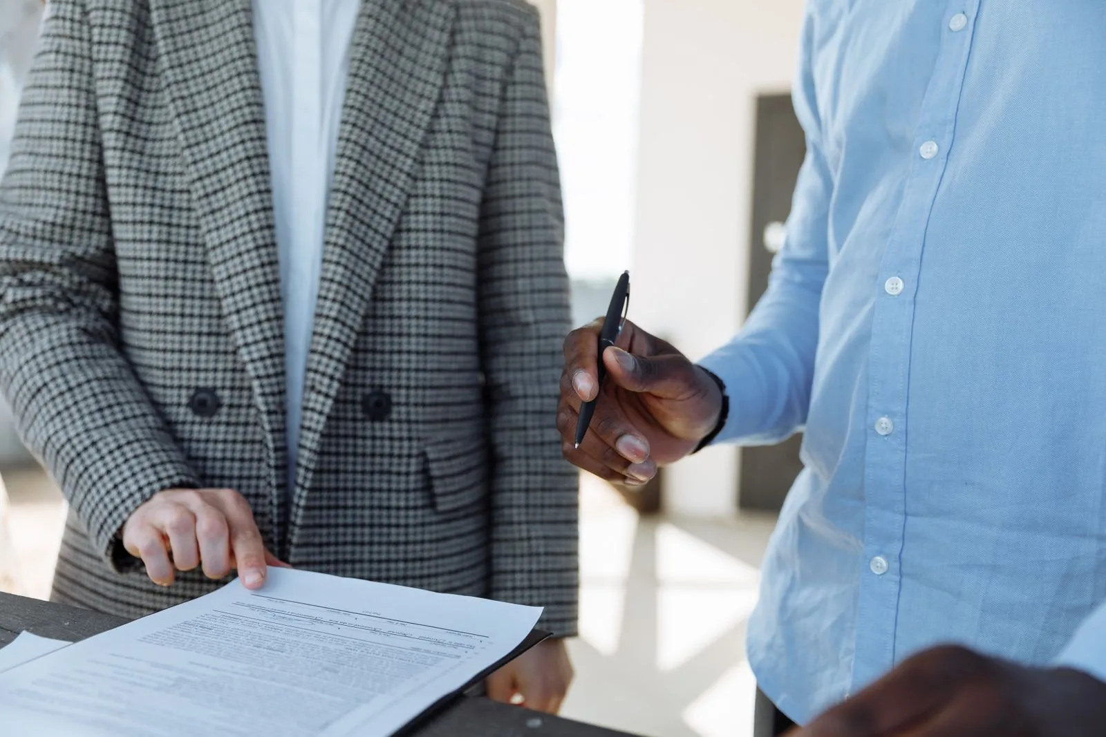 Plusieurs associés réunis autour des documents d’un achat immobilier en commun