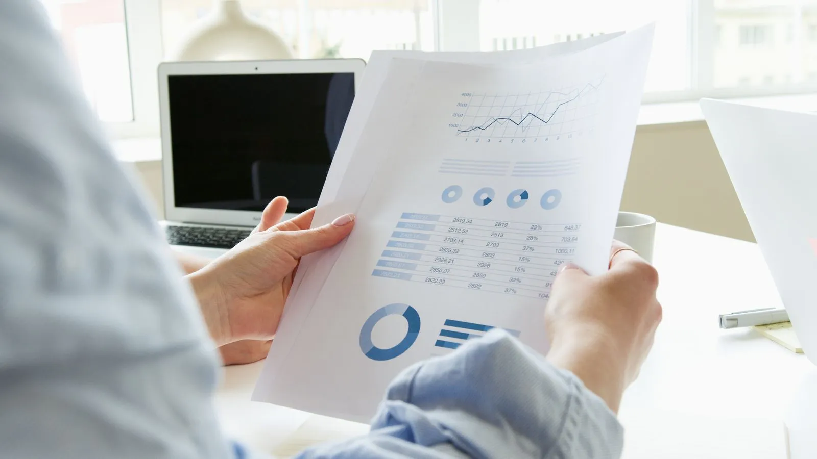 Dirigeant comparant plusieurs solutions de financement pour un projet immobilier