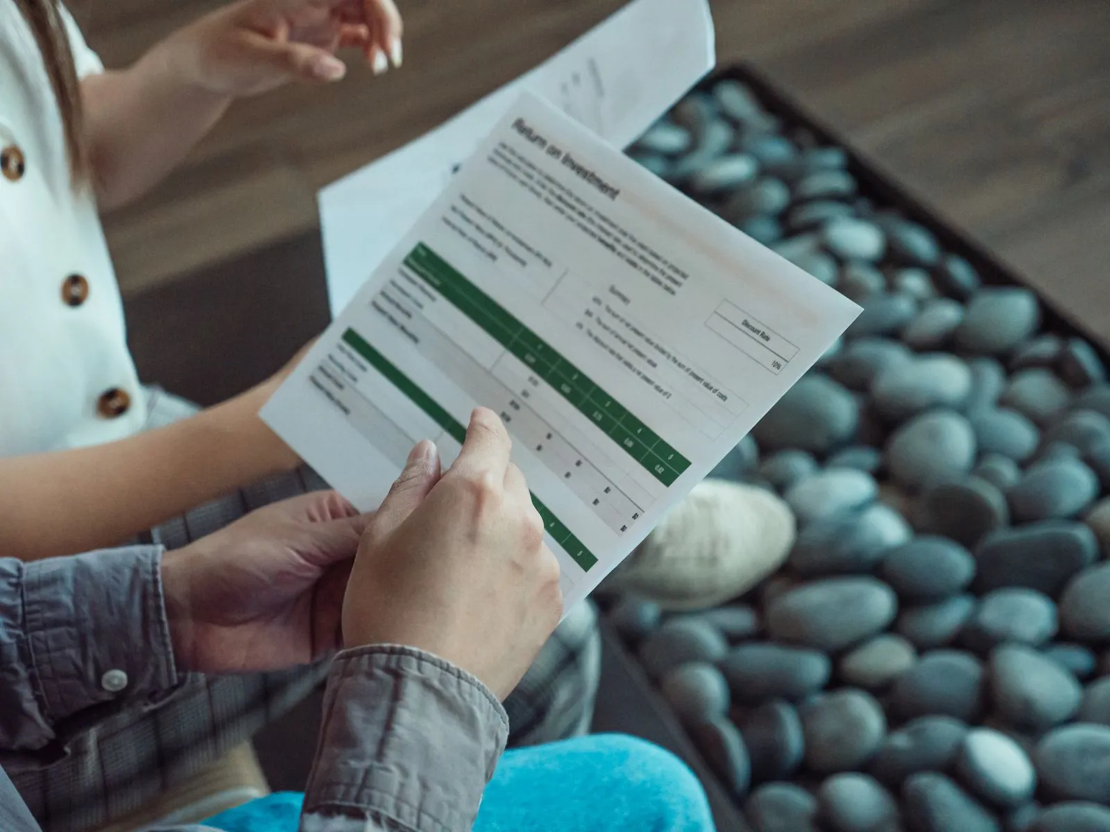Entrepreneur arbitrant entre remboursement anticipé et nouvel investissement